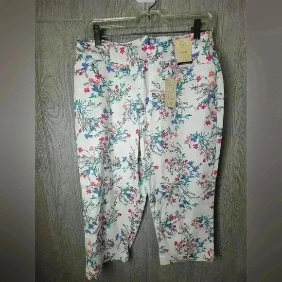 NWT St. Johns Bay white with floral pattern capri's. Size 10 mid rise. - Picture 1 of 5